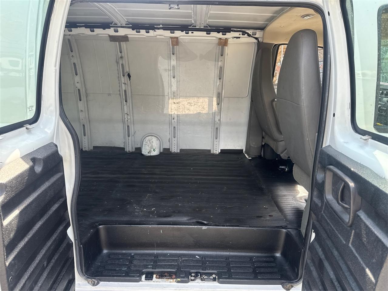 Chevrolet Express Cargo Van RWD 3500 155" 2011