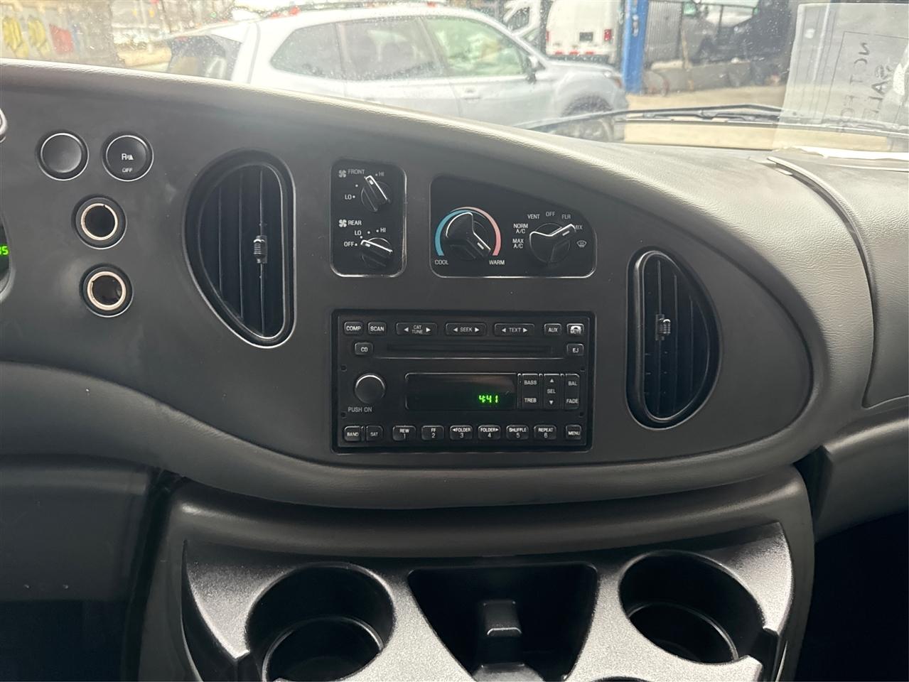 Ford Econoline Wagon E-150 XLT 2008