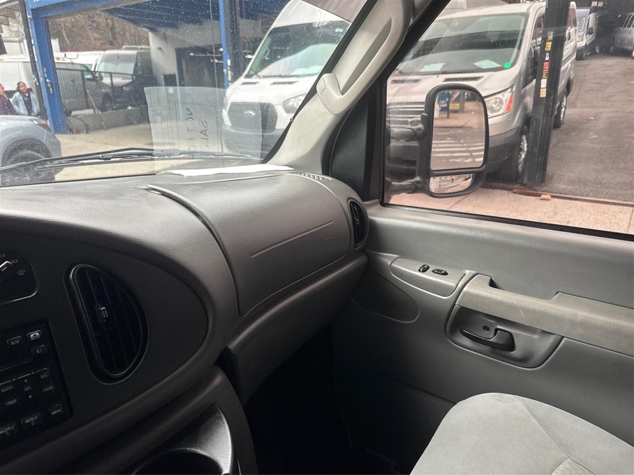 Ford Econoline Wagon E-150 XLT 2008