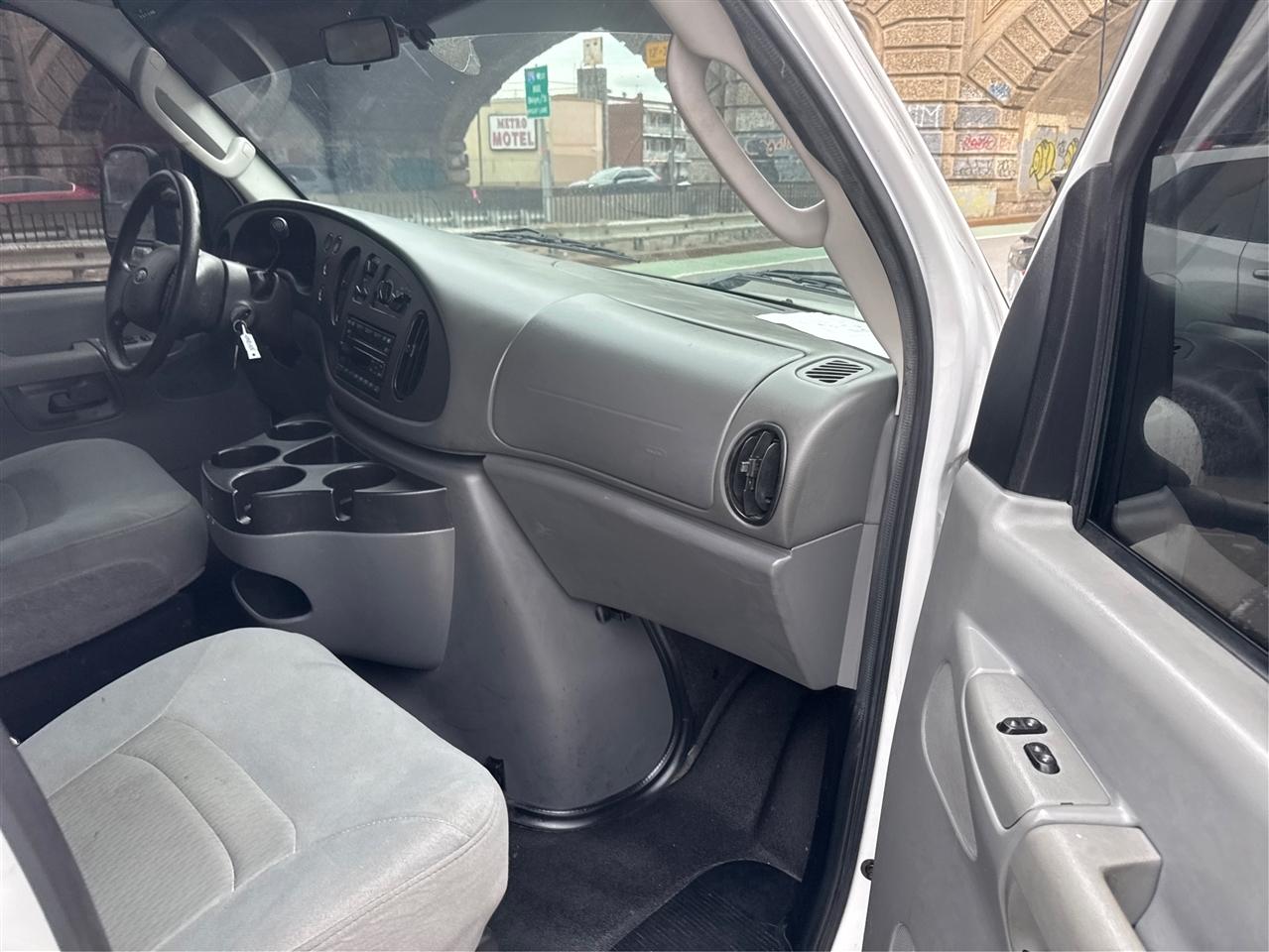 Ford Econoline Wagon E-150 XLT 2008