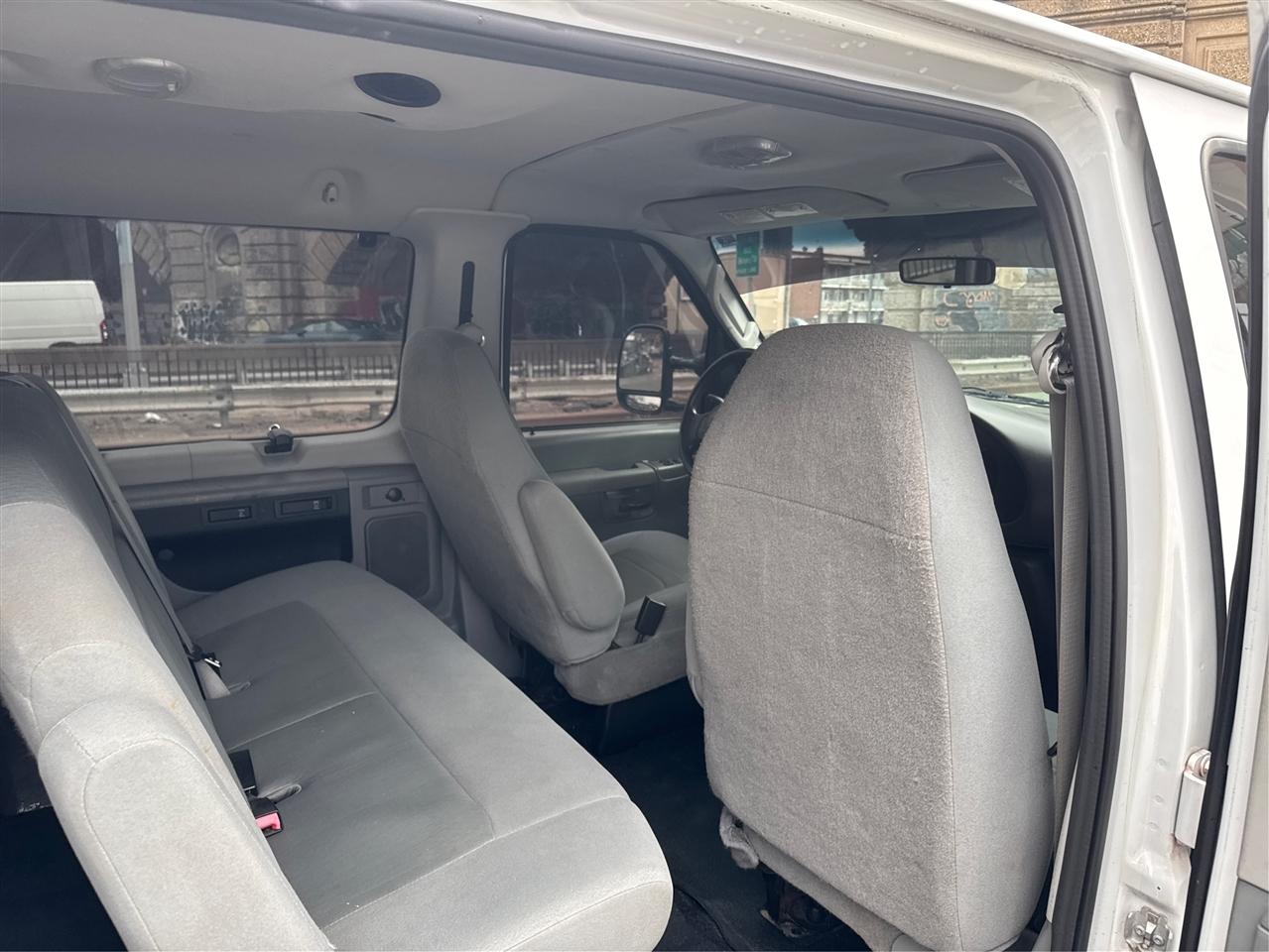 Ford Econoline Wagon E-150 XLT 2008