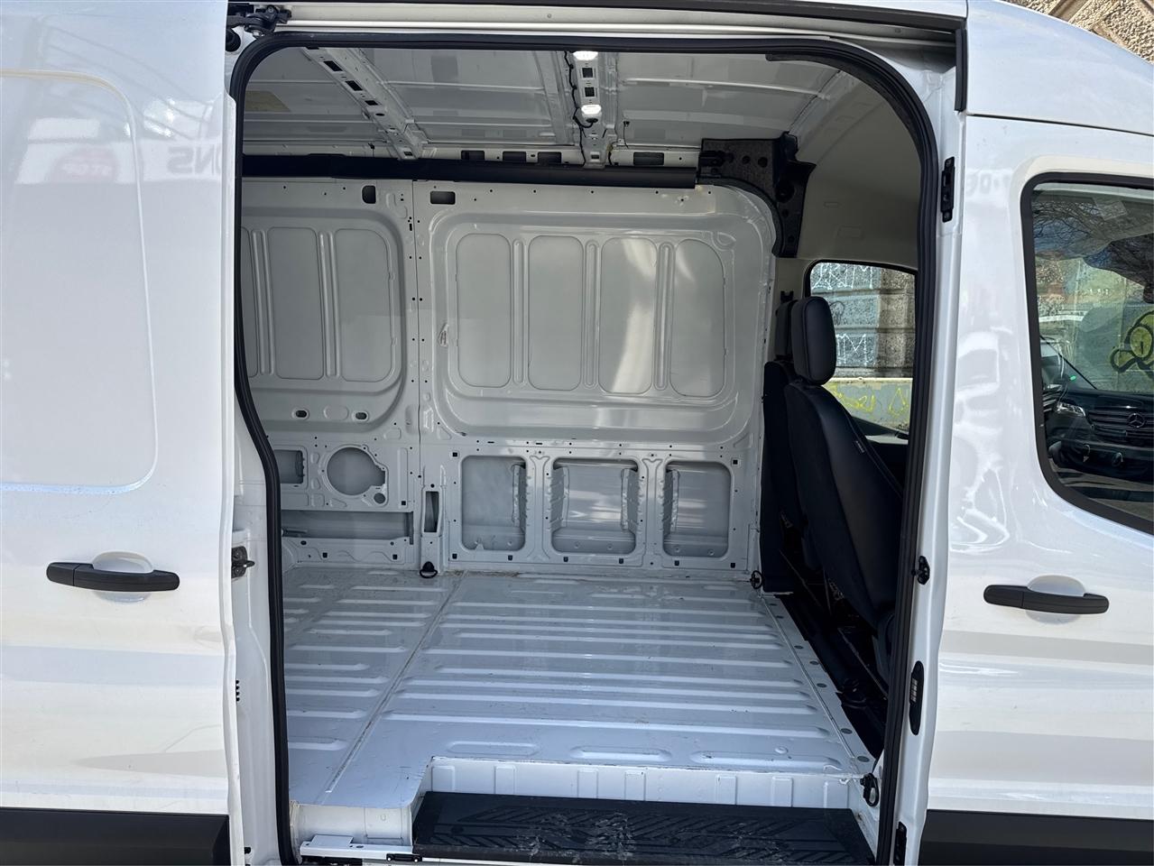 Ford Transit Cargo Van T-250 148" Med Rf 9070 GVWR RWD 2025