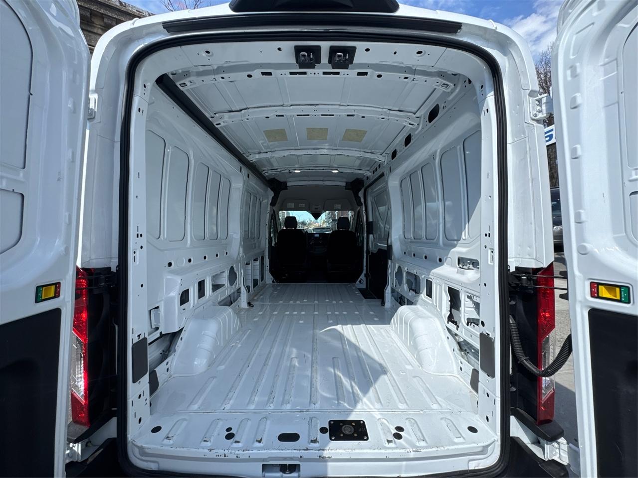 Ford Transit Cargo Van T-250 148" Med Rf 9070 GVWR RWD 2025