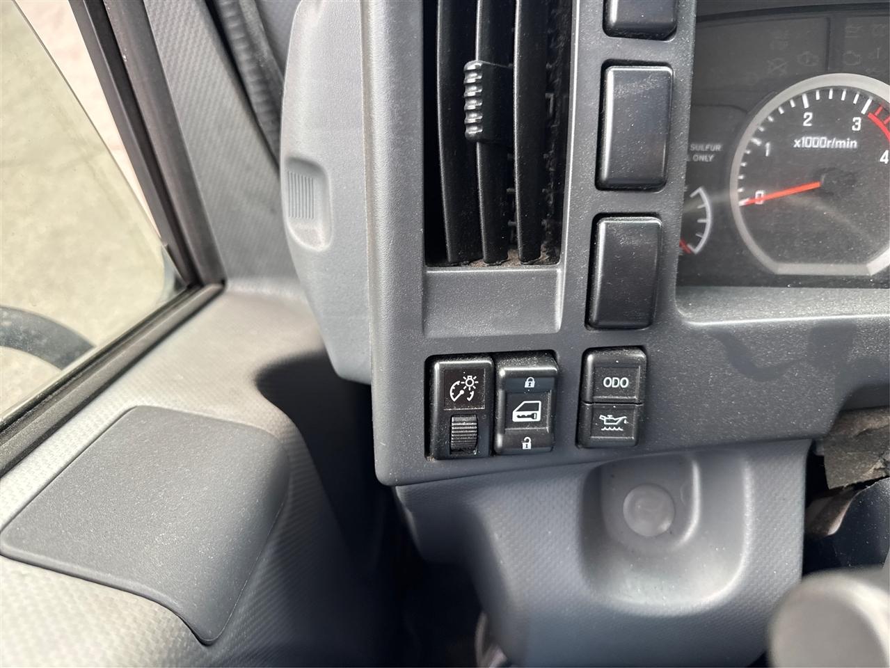 Isuzu DSL REG AT 109" WB RED CAB IBT AIR PWL 2016