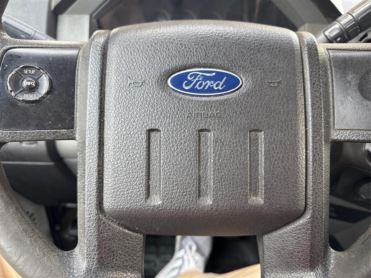 Ford Super Duty F-350 DRW 2WD Reg Cab 165" WB 84" CA XLT 2015