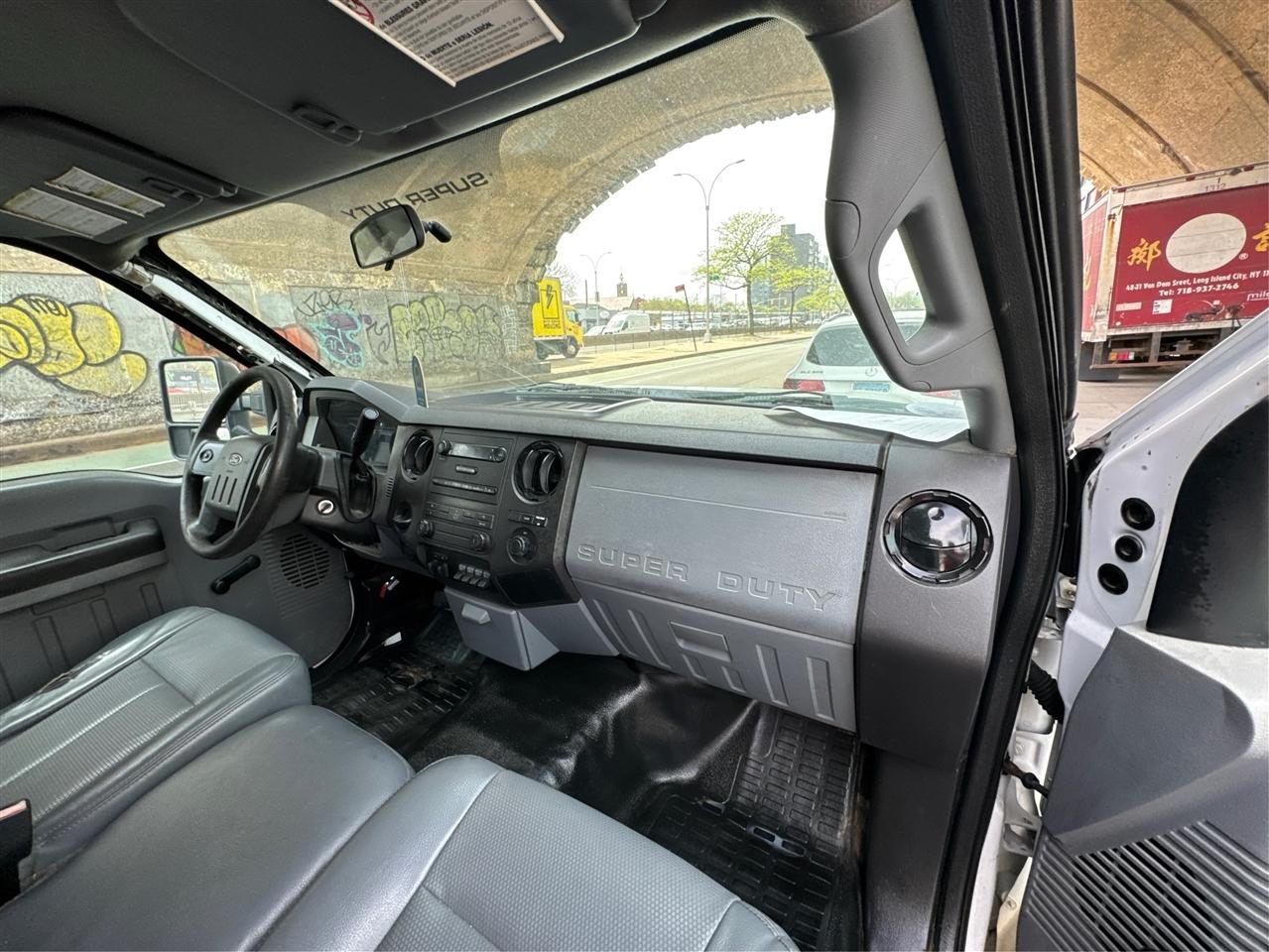 Ford Super Duty F-350 DRW 2WD Reg Cab 165" WB 84" CA XLT 2015