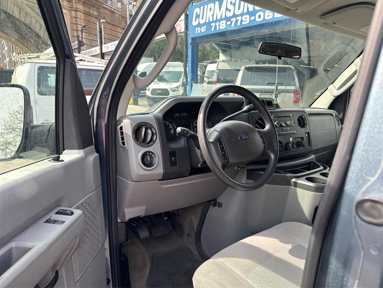 Ford Econoline Wagon E-350 Super Duty XLT 2013