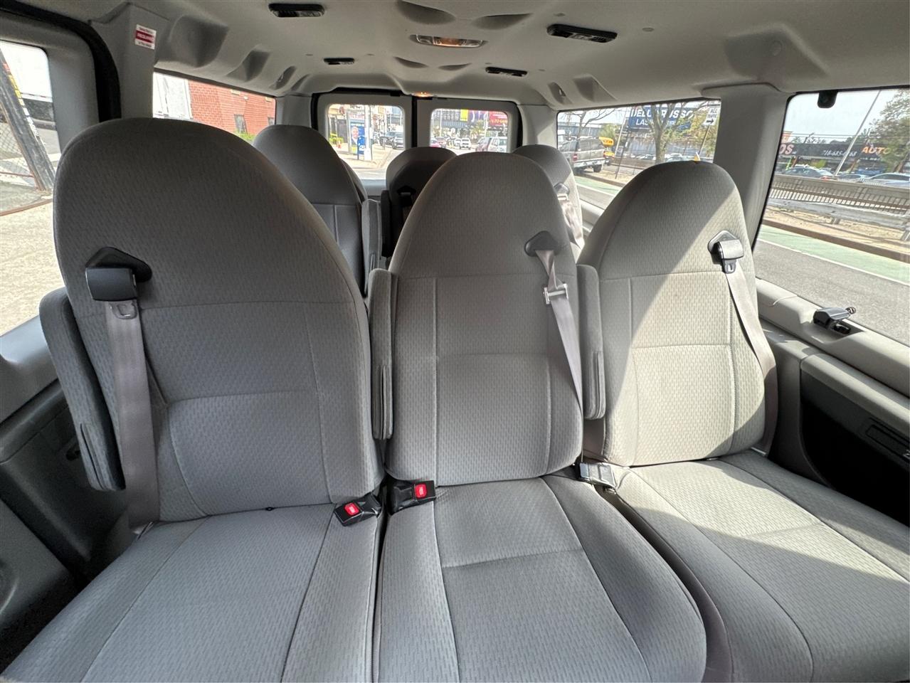 Ford Econoline Wagon E-350 Super Duty XLT 2013