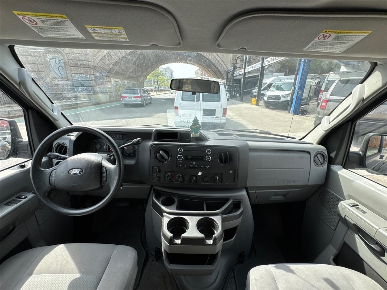 Ford Econoline Wagon E-350 Super Duty XLT 2013