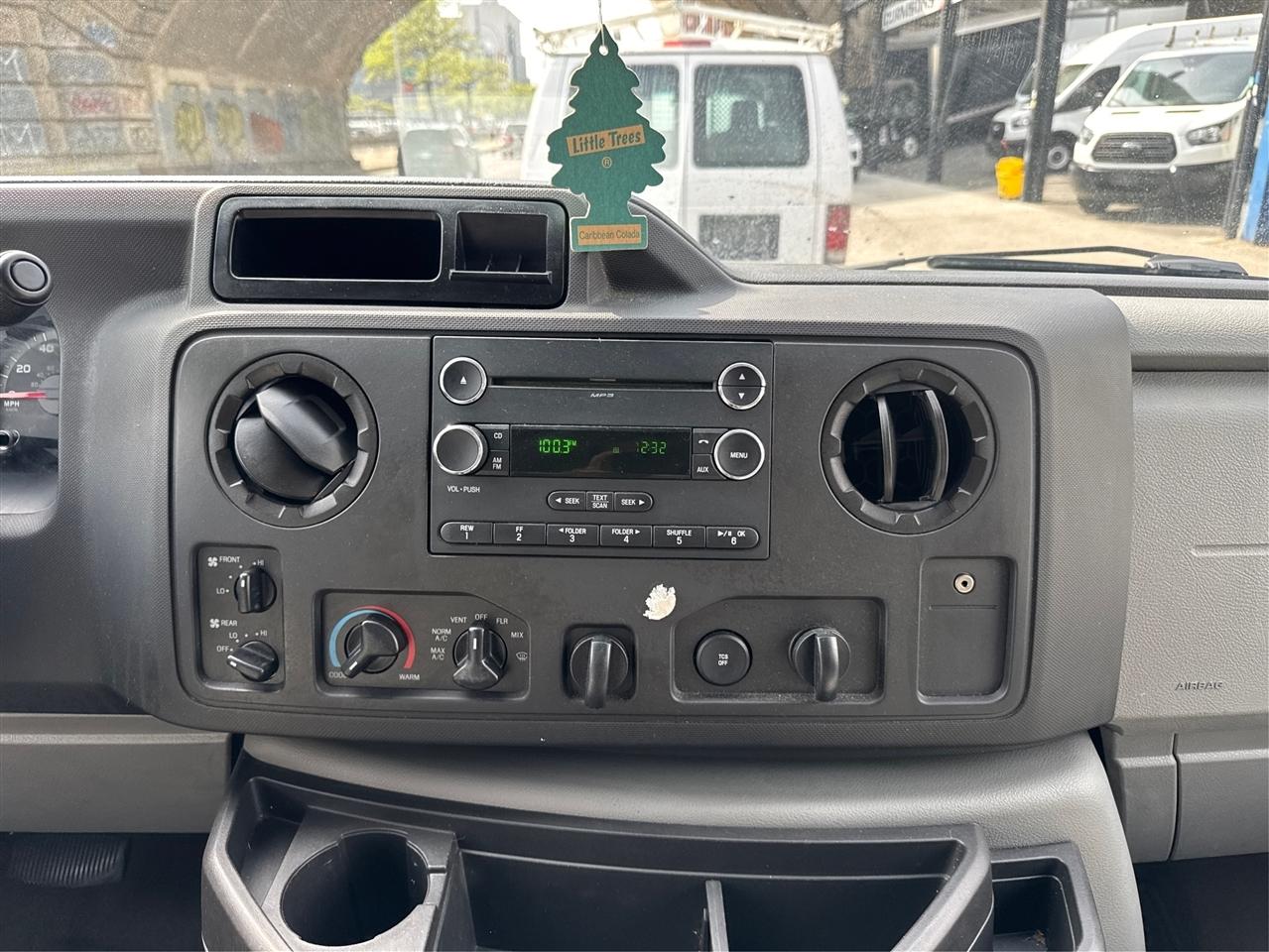 Ford Econoline Wagon E-350 Super Duty XLT 2013