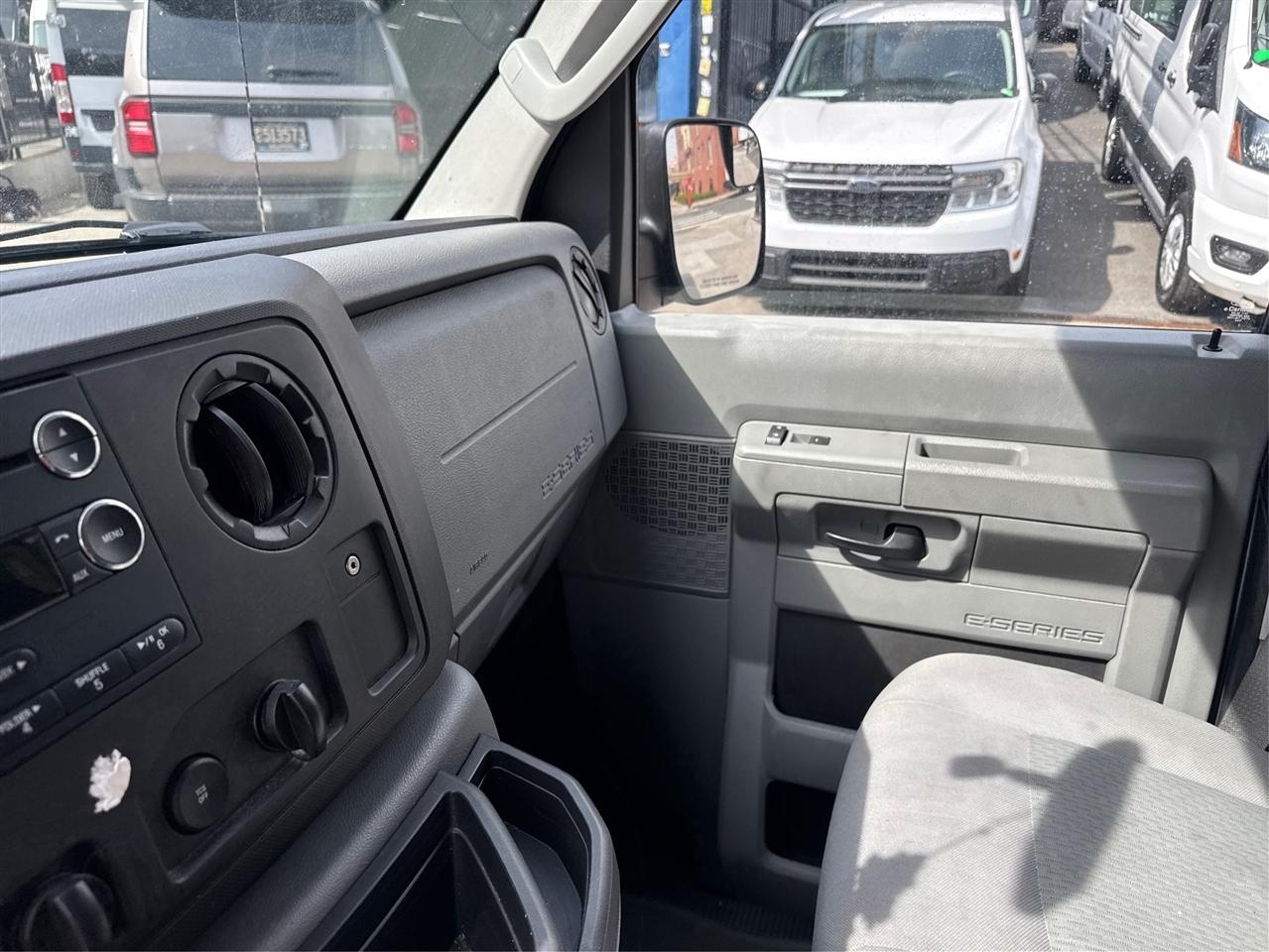 Ford Econoline Wagon E-350 Super Duty XLT 2013