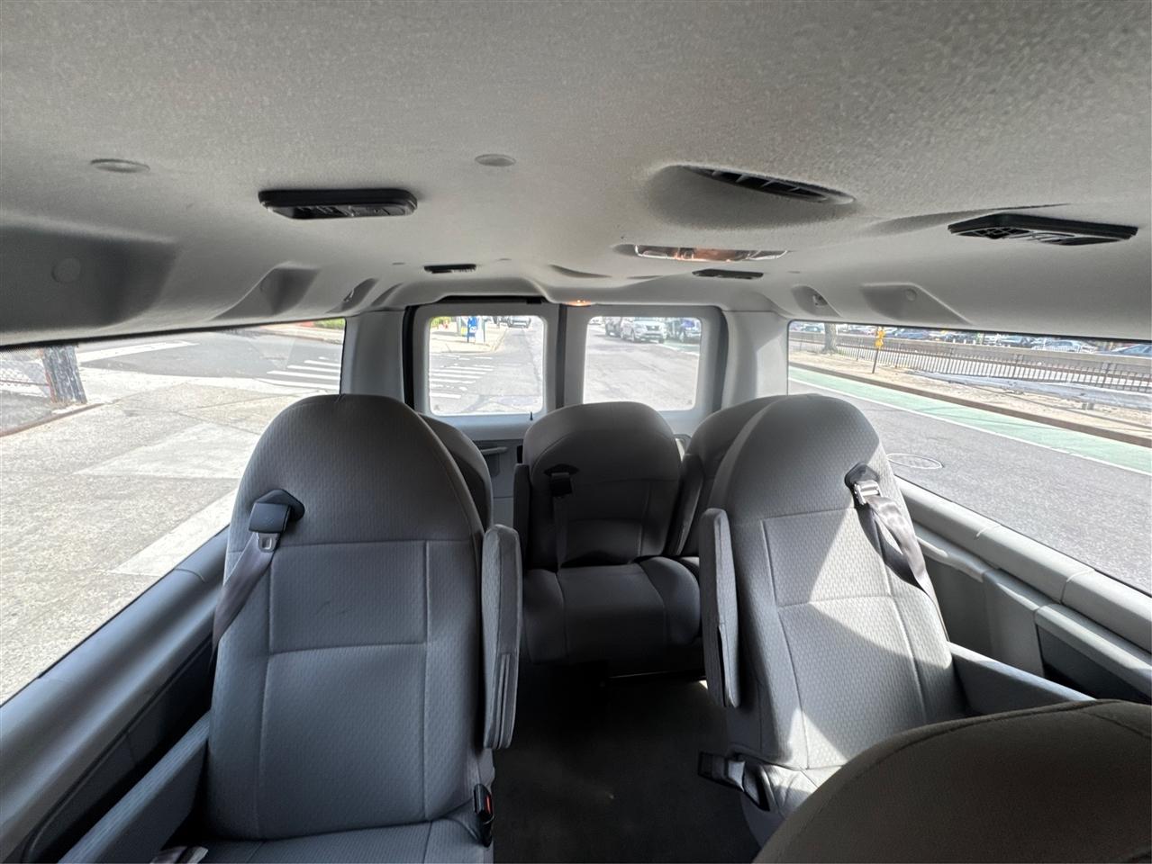 Ford Econoline Wagon E-350 Super Duty XLT 2013