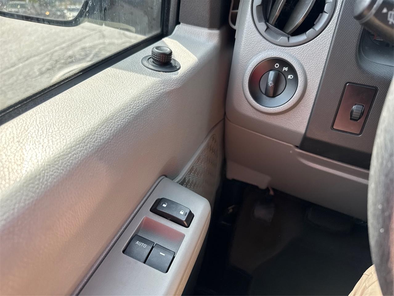 Ford Econoline Wagon E-350 Super Duty XLT 2013