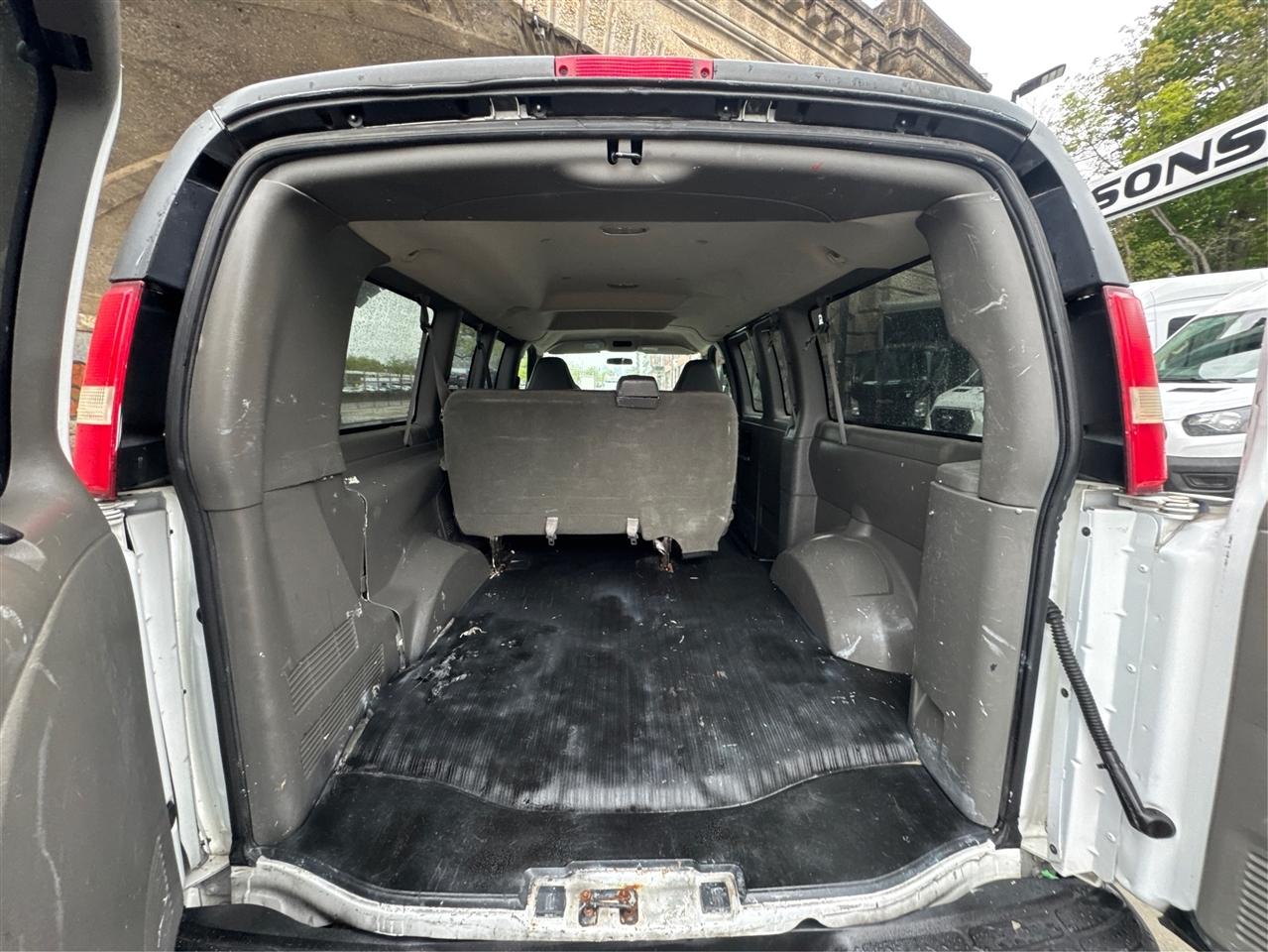 GMC Savana Passenger RWD 1500 135" 2009