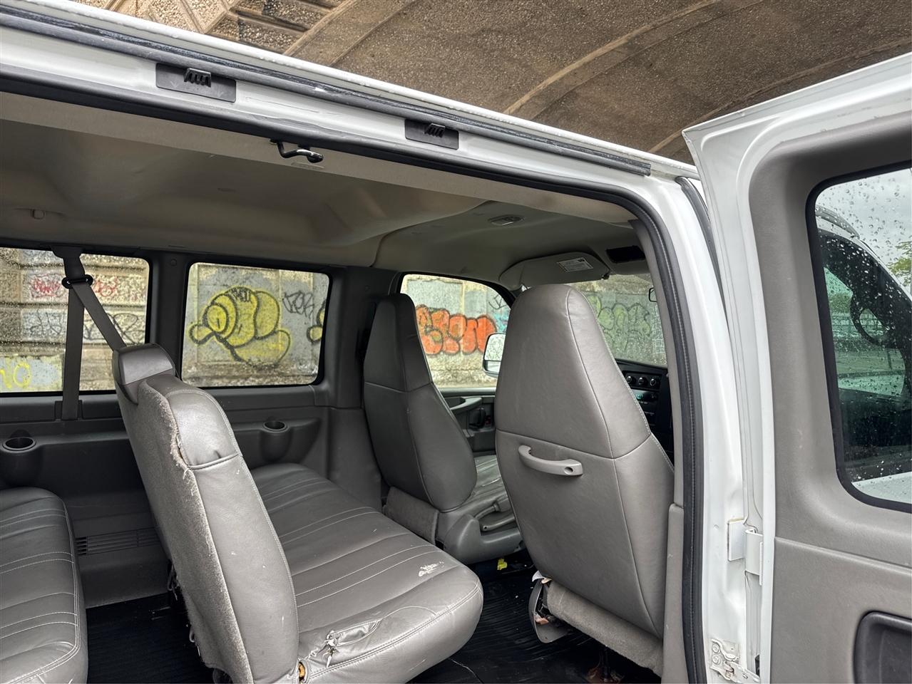 GMC Savana Passenger RWD 1500 135" 2009