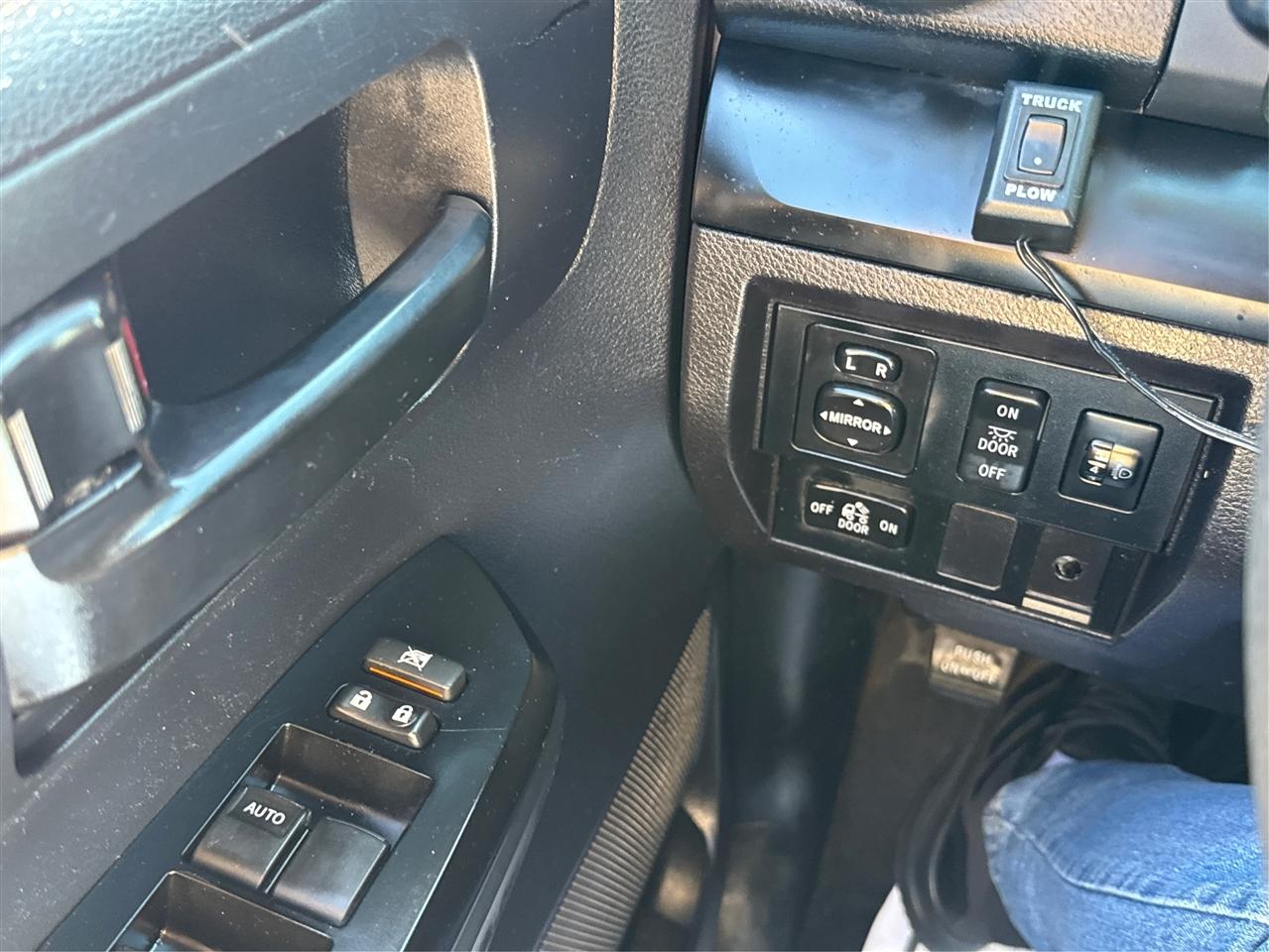 Toyota Tundra 4WD Truck Double Cab 4.6L V8 6-Spd AT SR5 (Natl) 2015