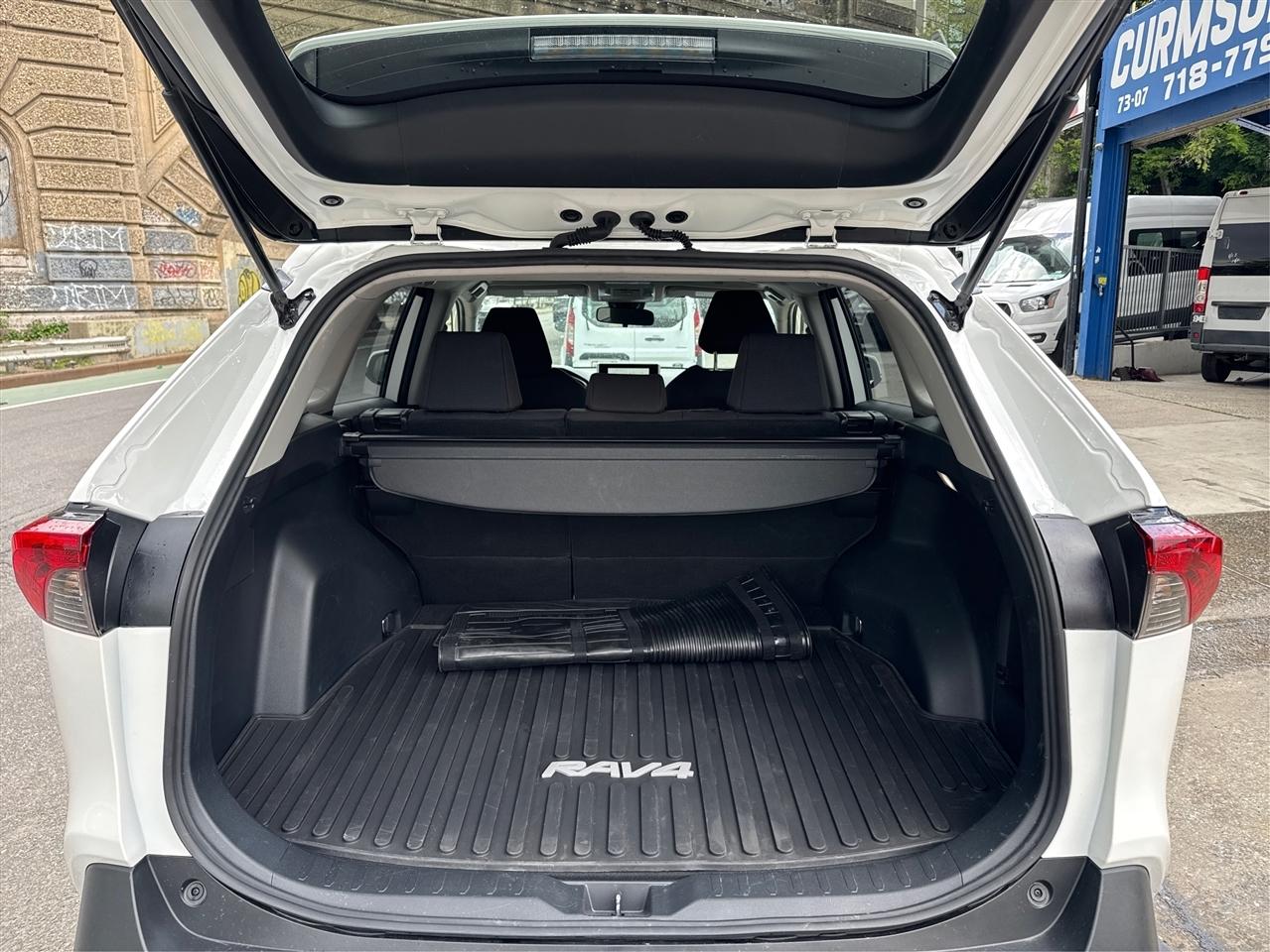Toyota RAV4 Hybrid LE AWD (Natl) 2025