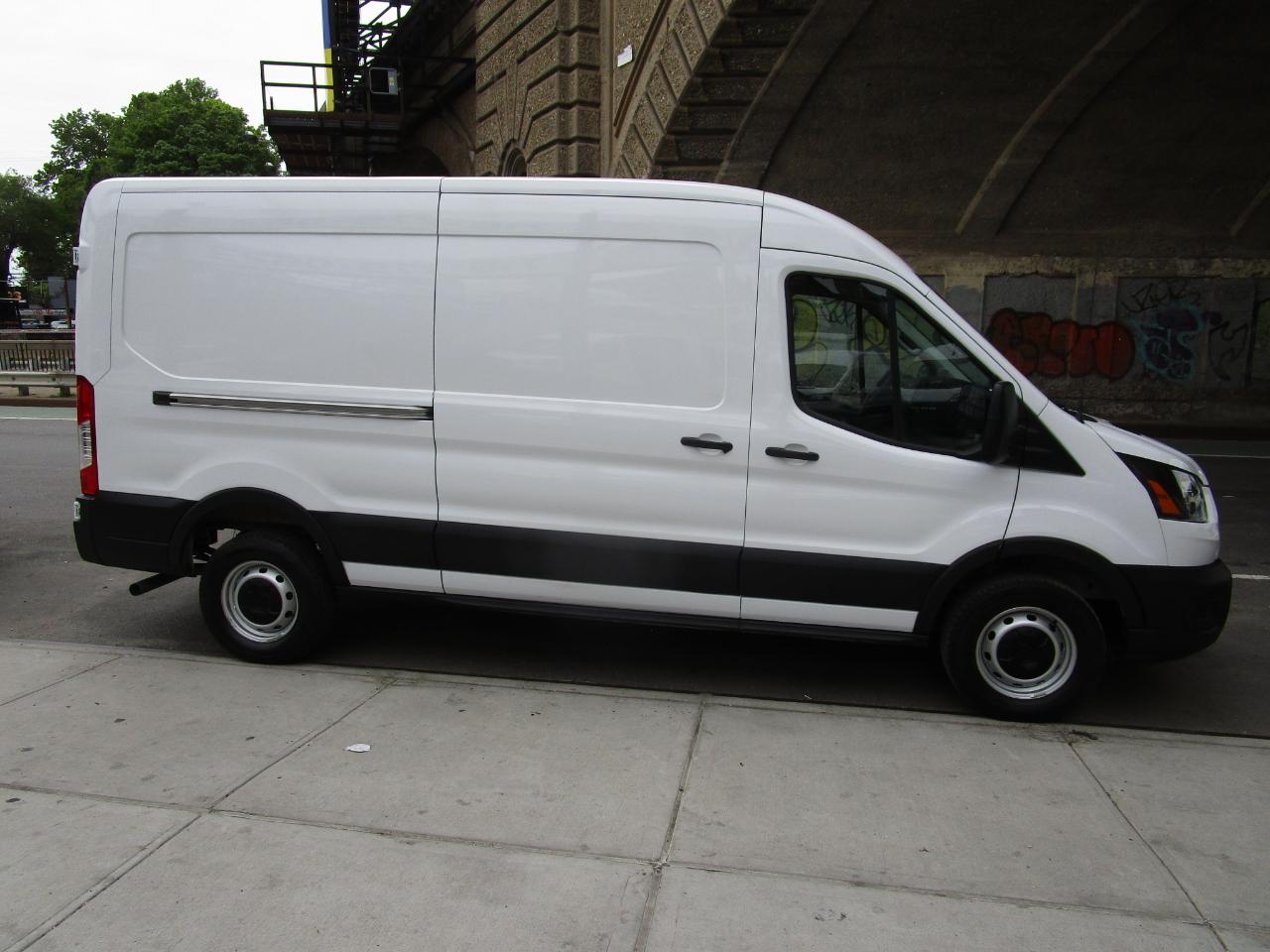 Ford Transit Cargo Van T-250 148" Med Rf 9070 GVWR RWD 2025