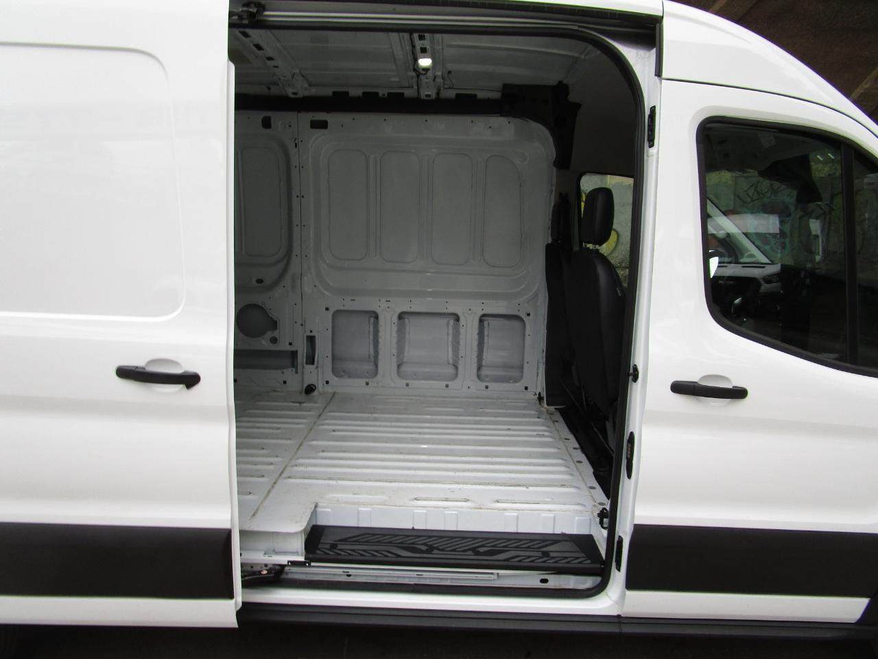 Ford Transit Cargo Van T-250 148" Med Rf 9070 GVWR RWD 2025