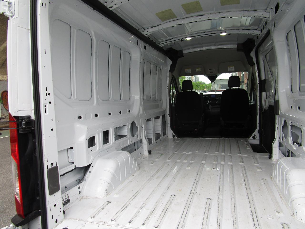 Ford Transit Cargo Van T-250 148" Med Rf 9070 GVWR RWD 2025