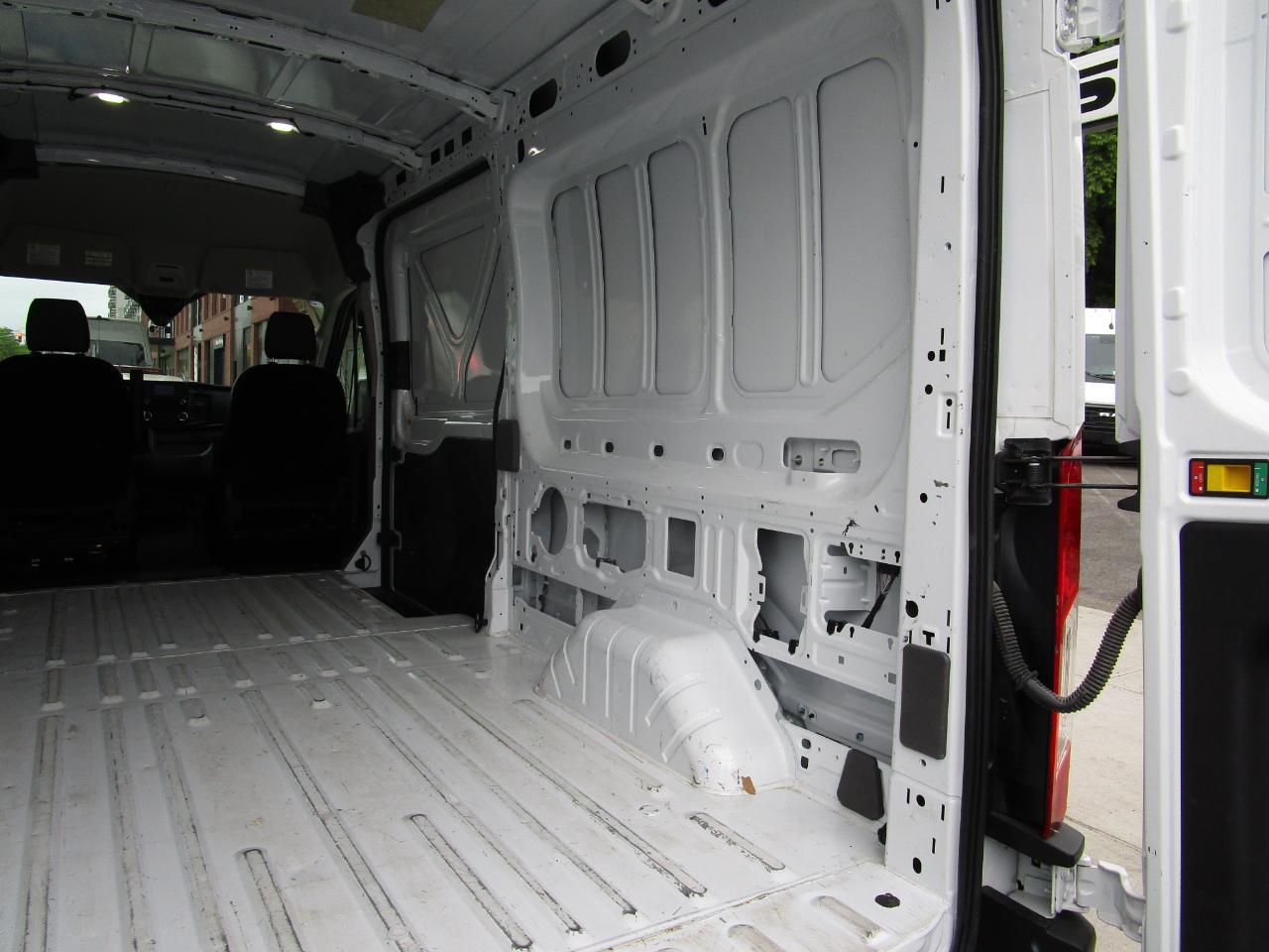Ford Transit Cargo Van T-250 148" Med Rf 9070 GVWR RWD 2025