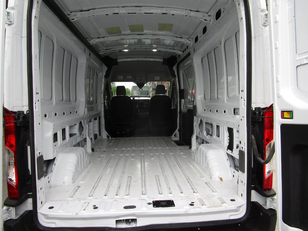 Ford Transit Cargo Van T-250 148" Med Rf 9070 GVWR RWD 2025