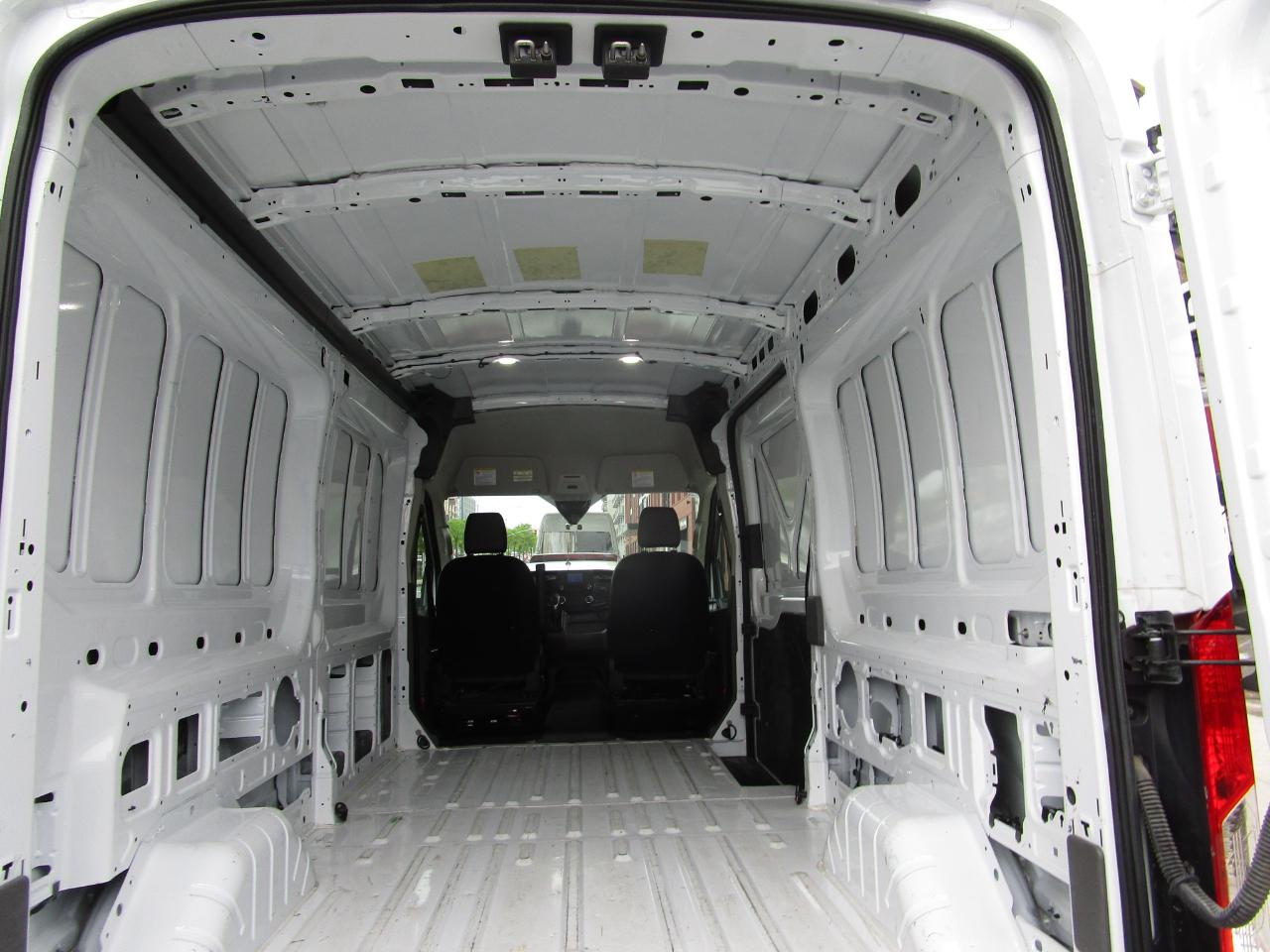Ford Transit Cargo Van T-250 148" Med Rf 9070 GVWR RWD 2025