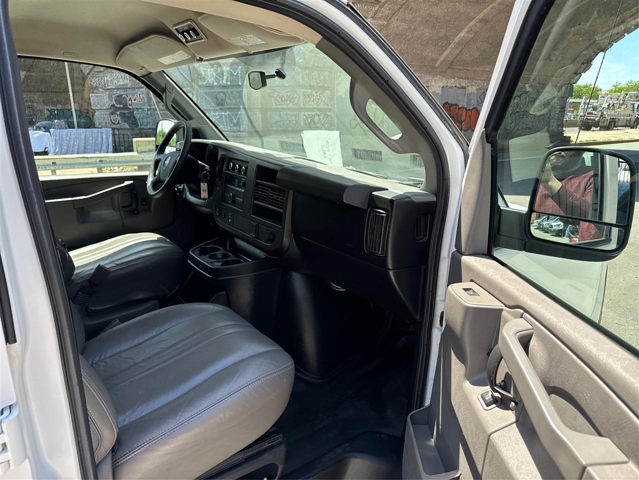GMC Savana Passenger RWD 3500 155" LS w/1LS 2017