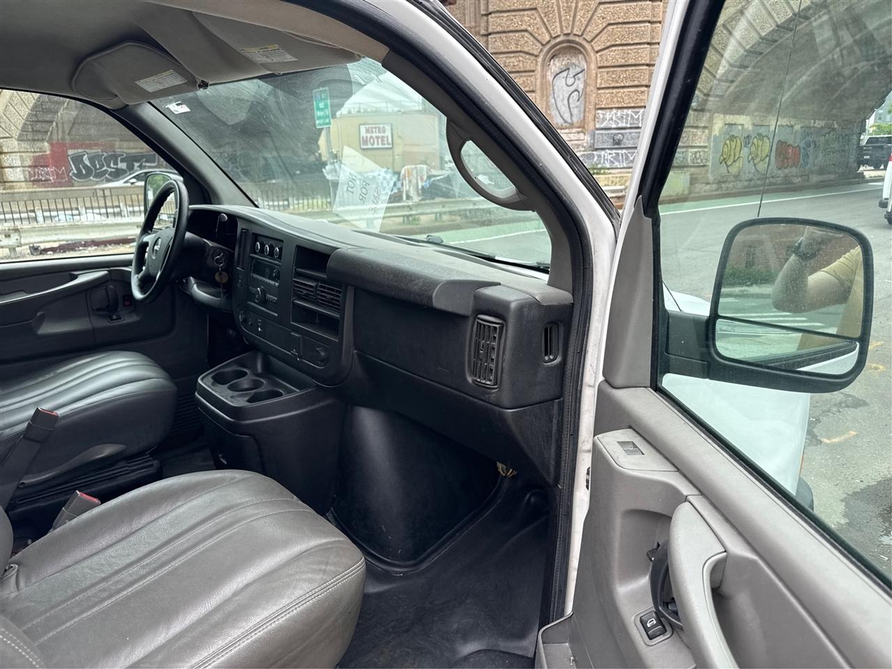 GMC Savana Cargo Van RWD 3500 155" 2015