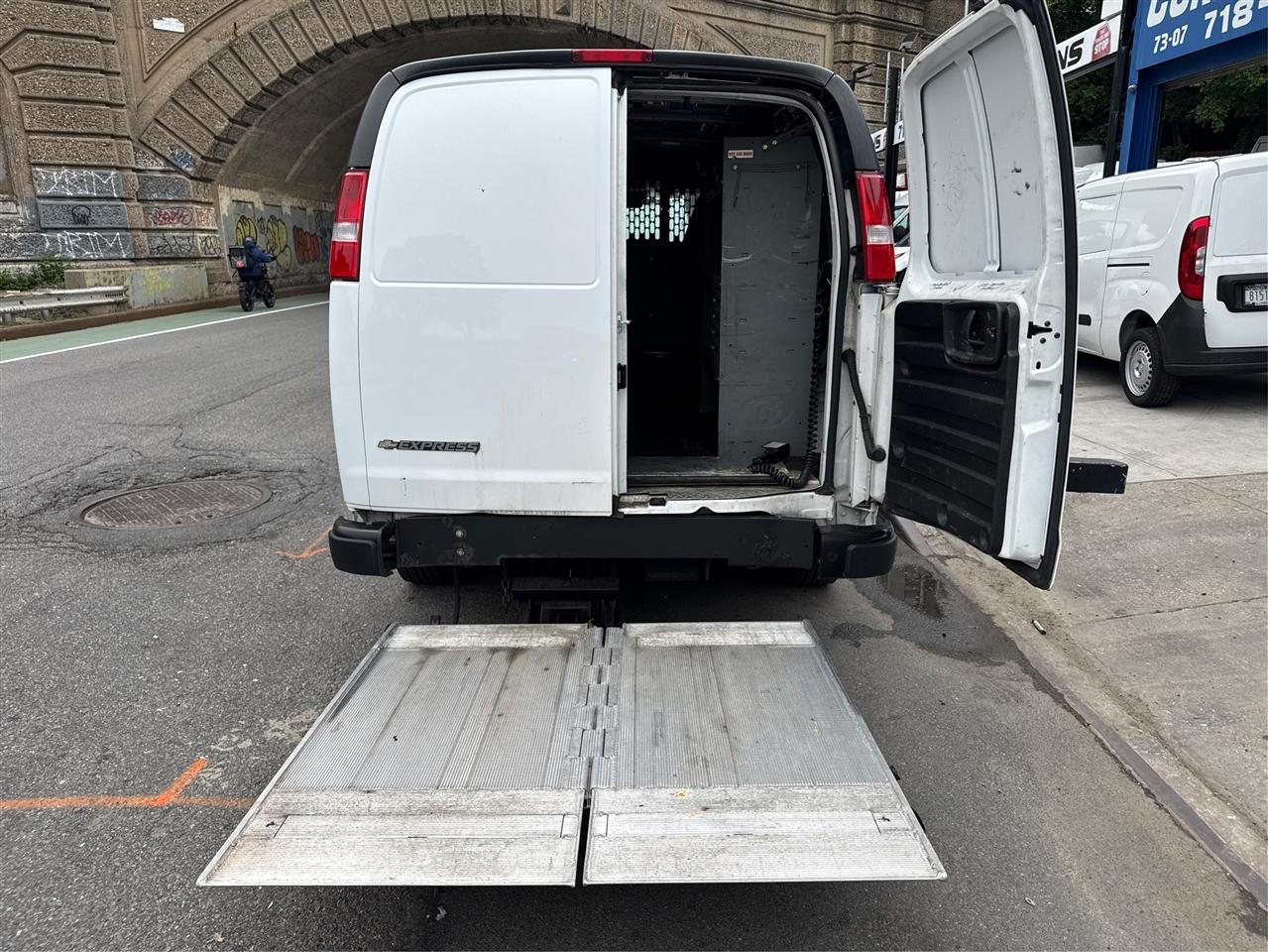 Chevrolet Express Cargo Van RWD 3500 135" 2020