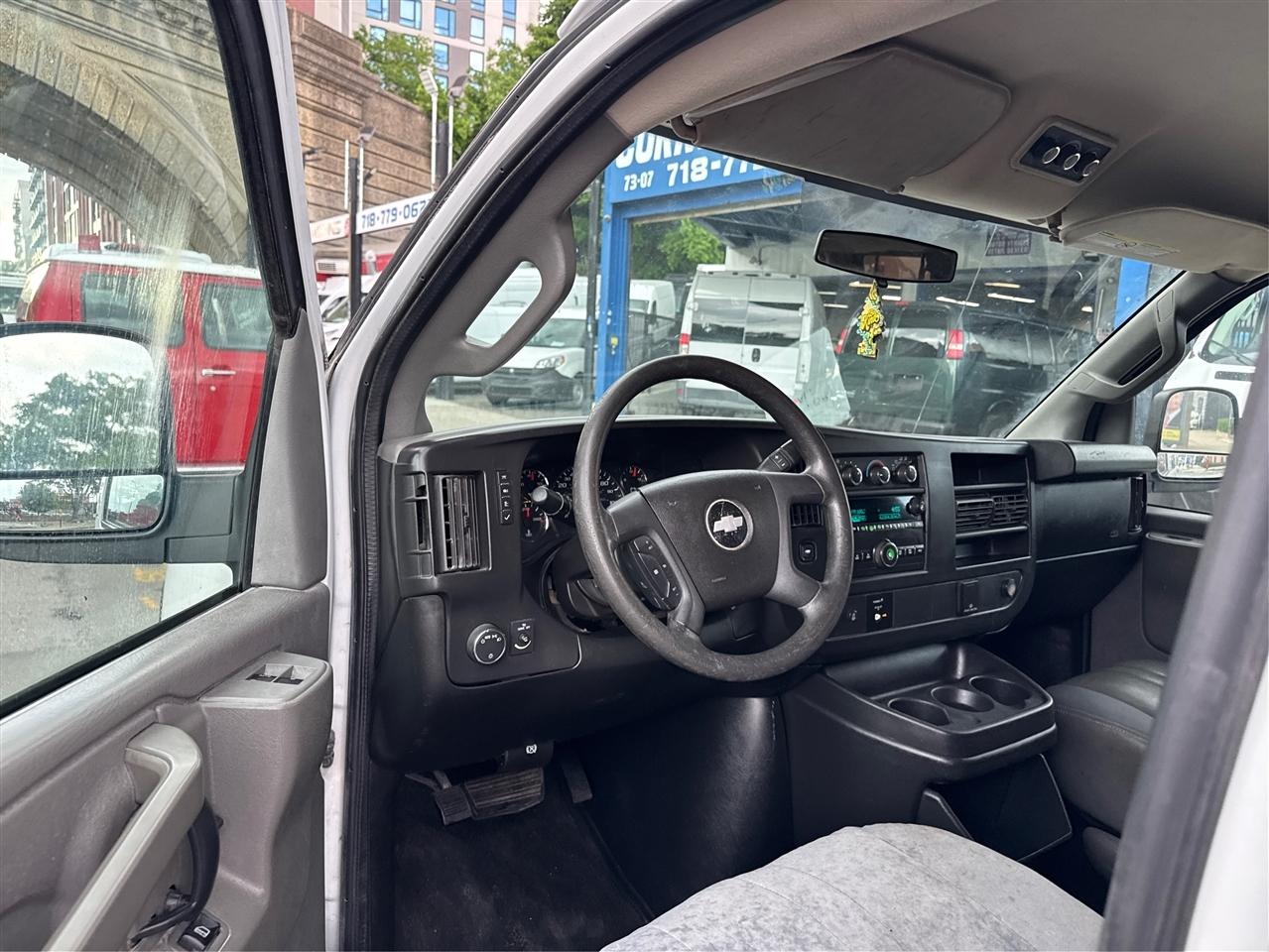Chevrolet Express Passenger RWD 3500 155" LS w/1LS 2017