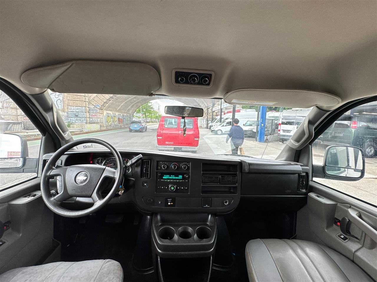 Chevrolet Express Passenger RWD 3500 155" LS w/1LS 2017