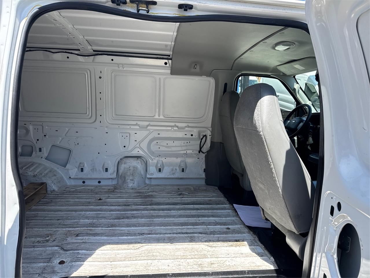 Ford Econoline Cargo Van E-250 2004