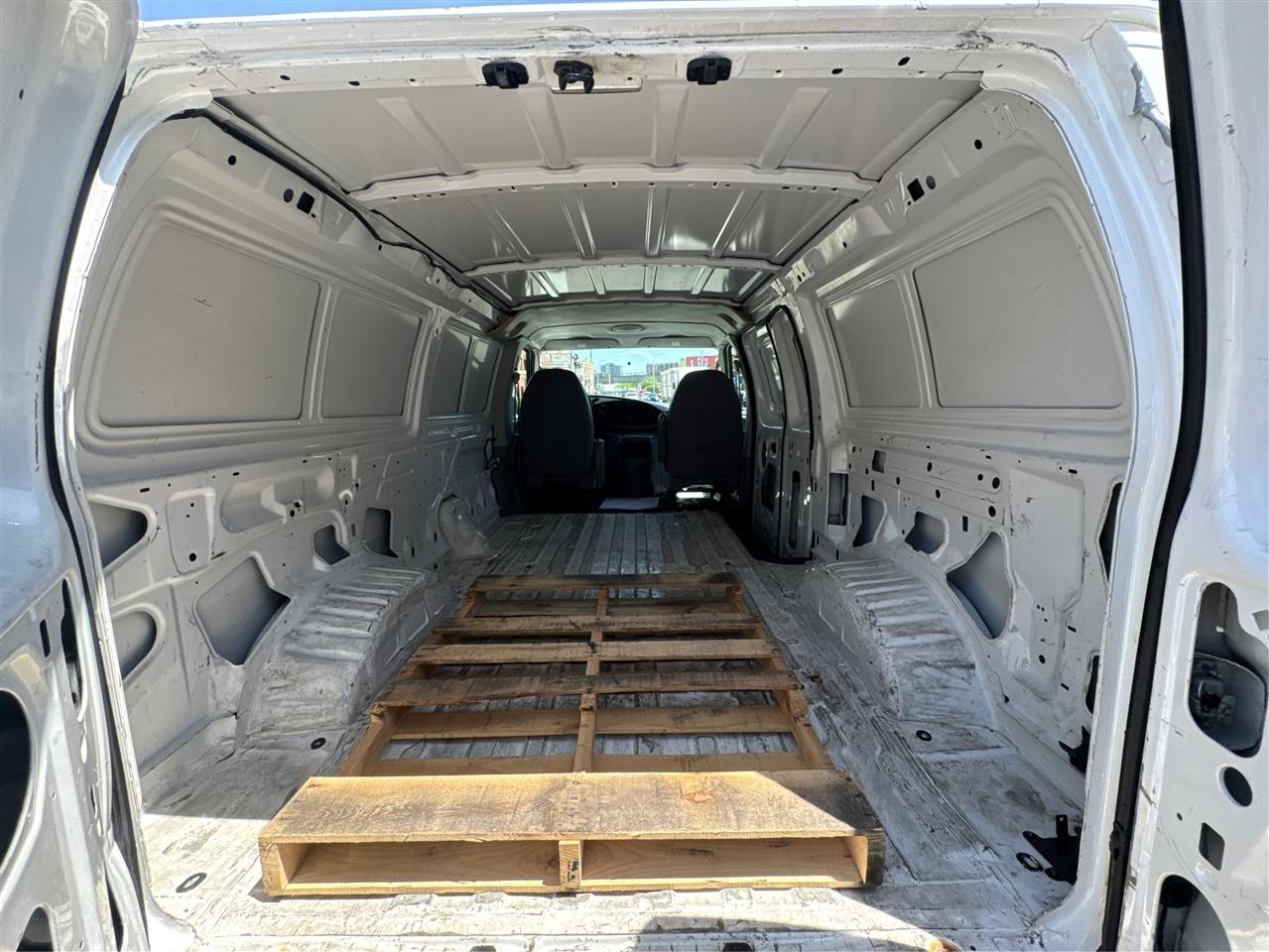 Ford Econoline Cargo Van E-250 2004