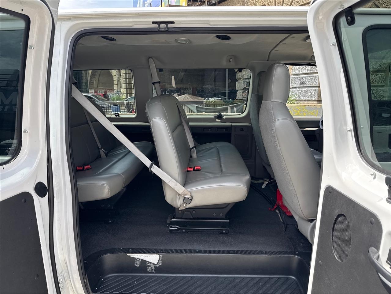Ford Econoline Wagon E-350 Super Duty Ext XL 2009