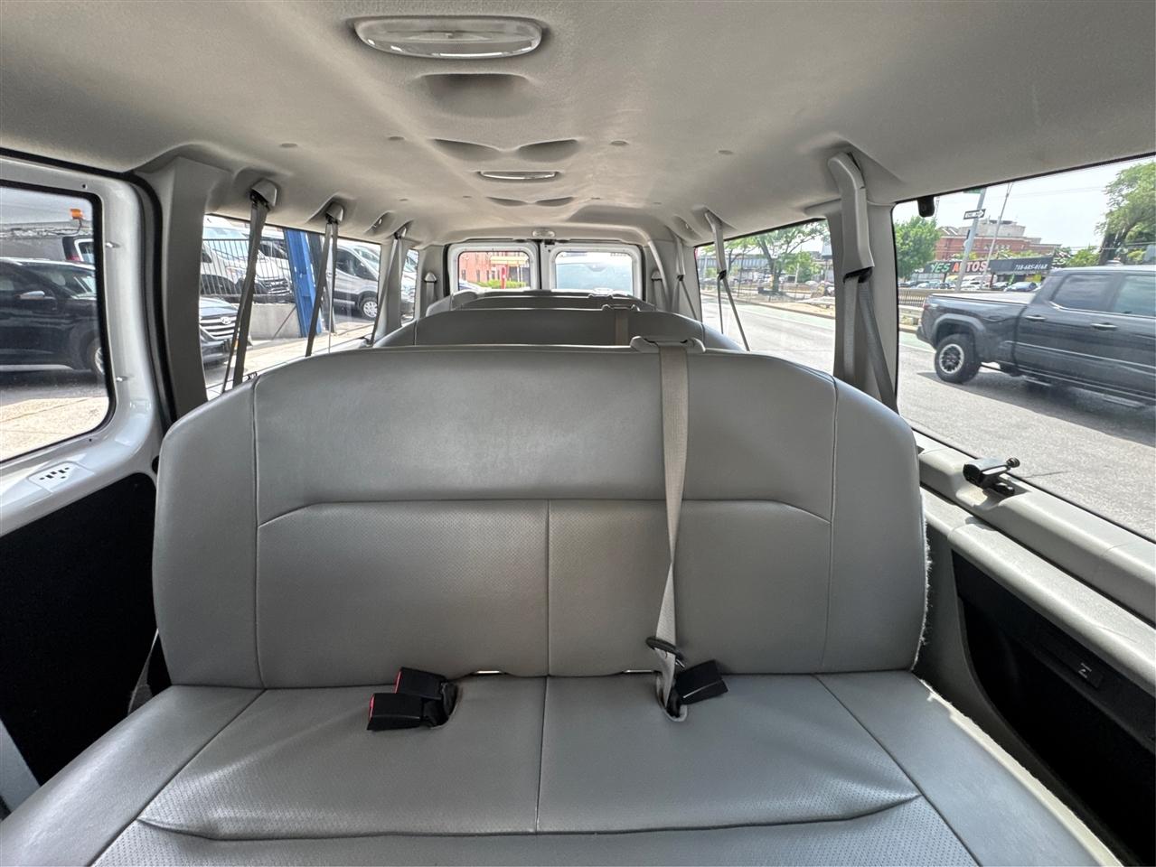 Ford Econoline Wagon E-350 Super Duty Ext XL 2009