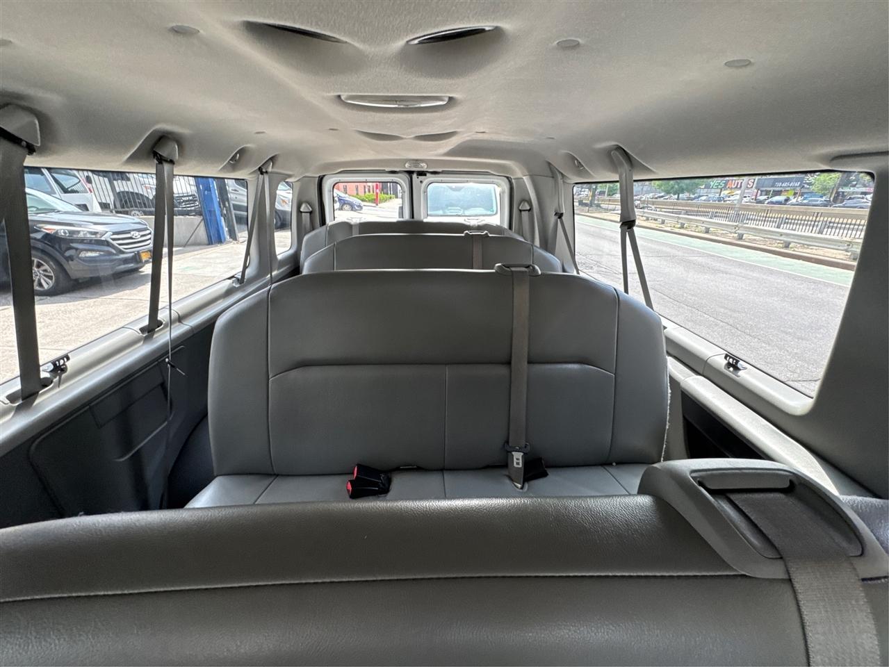 Ford Econoline Wagon E-350 Super Duty Ext XL 2009