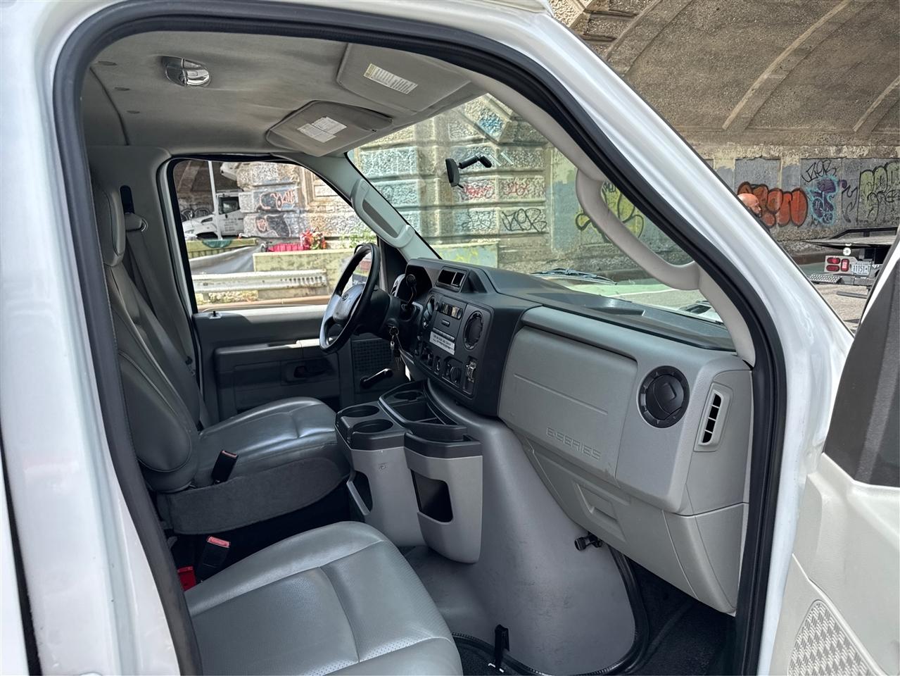 Ford Econoline Wagon E-350 Super Duty Ext XL 2009