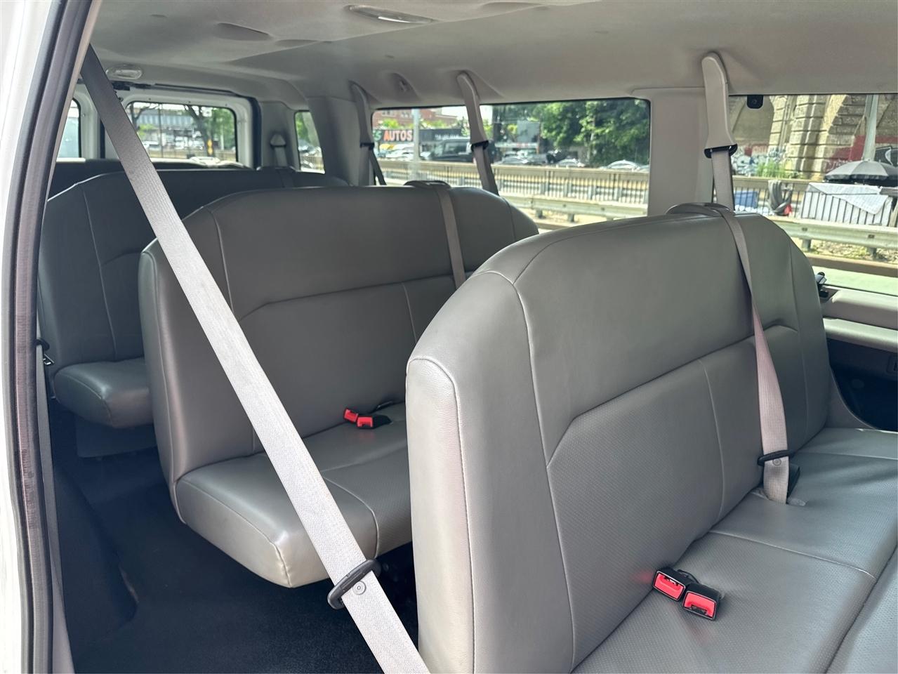 Ford Econoline Wagon E-350 Super Duty Ext XL 2009