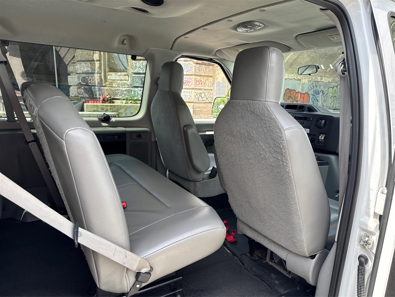 Ford Econoline Wagon E-350 Super Duty Ext XL 2009