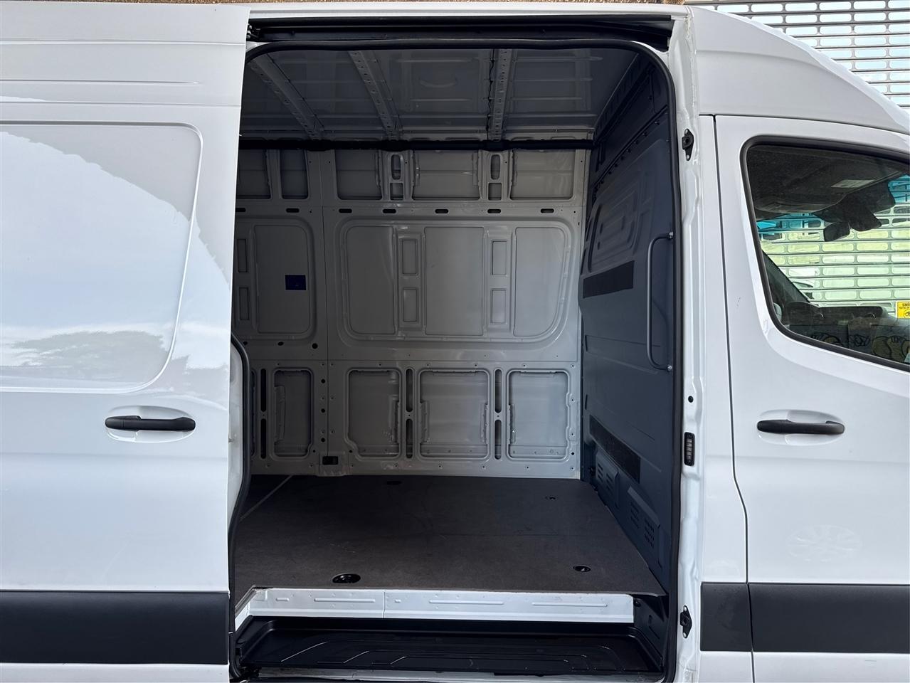 Mercedes-Benz Sprinter Cargo Van 2500 High Roof I4 Diesel 170" RWD 2025