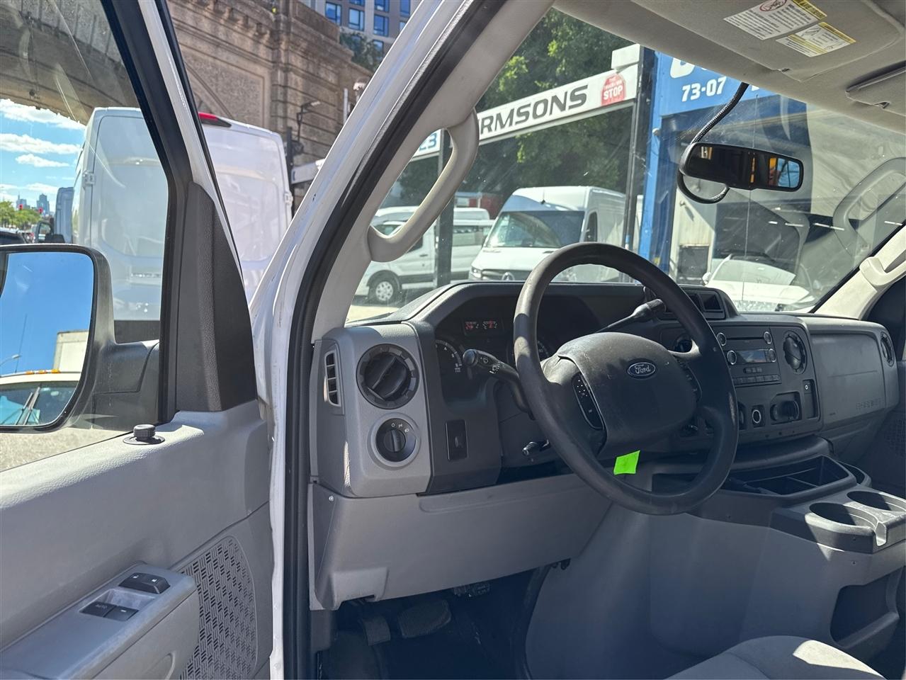 Ford Econoline Wagon E-350 Super Duty Ext XLT 2012