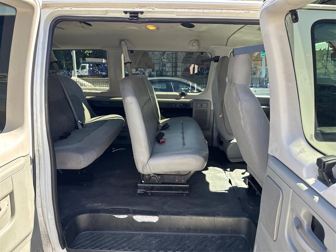 Ford Econoline Wagon E-350 Super Duty Ext XLT 2012