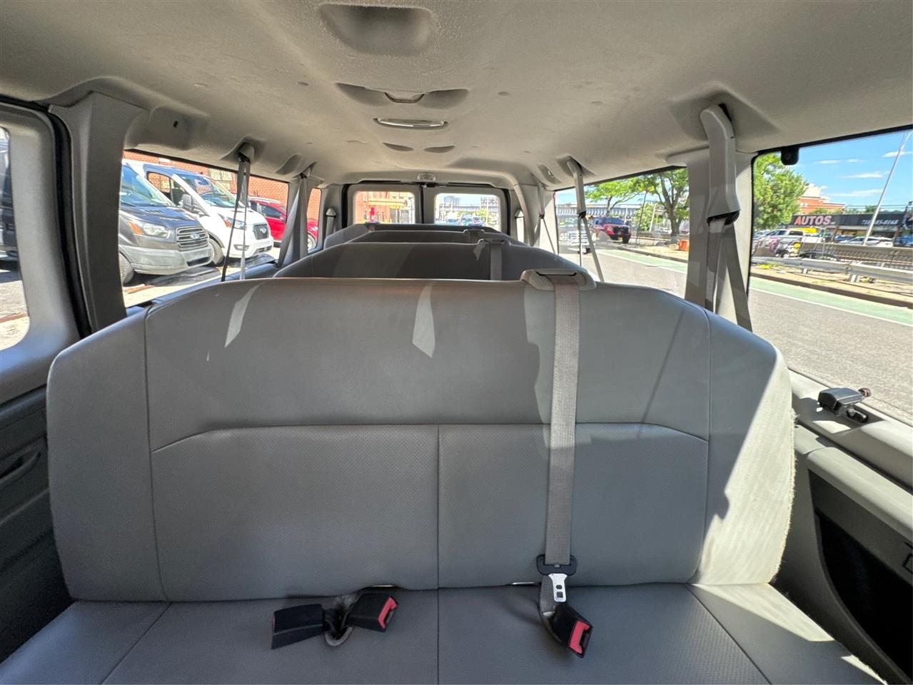 Ford Econoline Wagon E-350 Super Duty Ext XLT 2012
