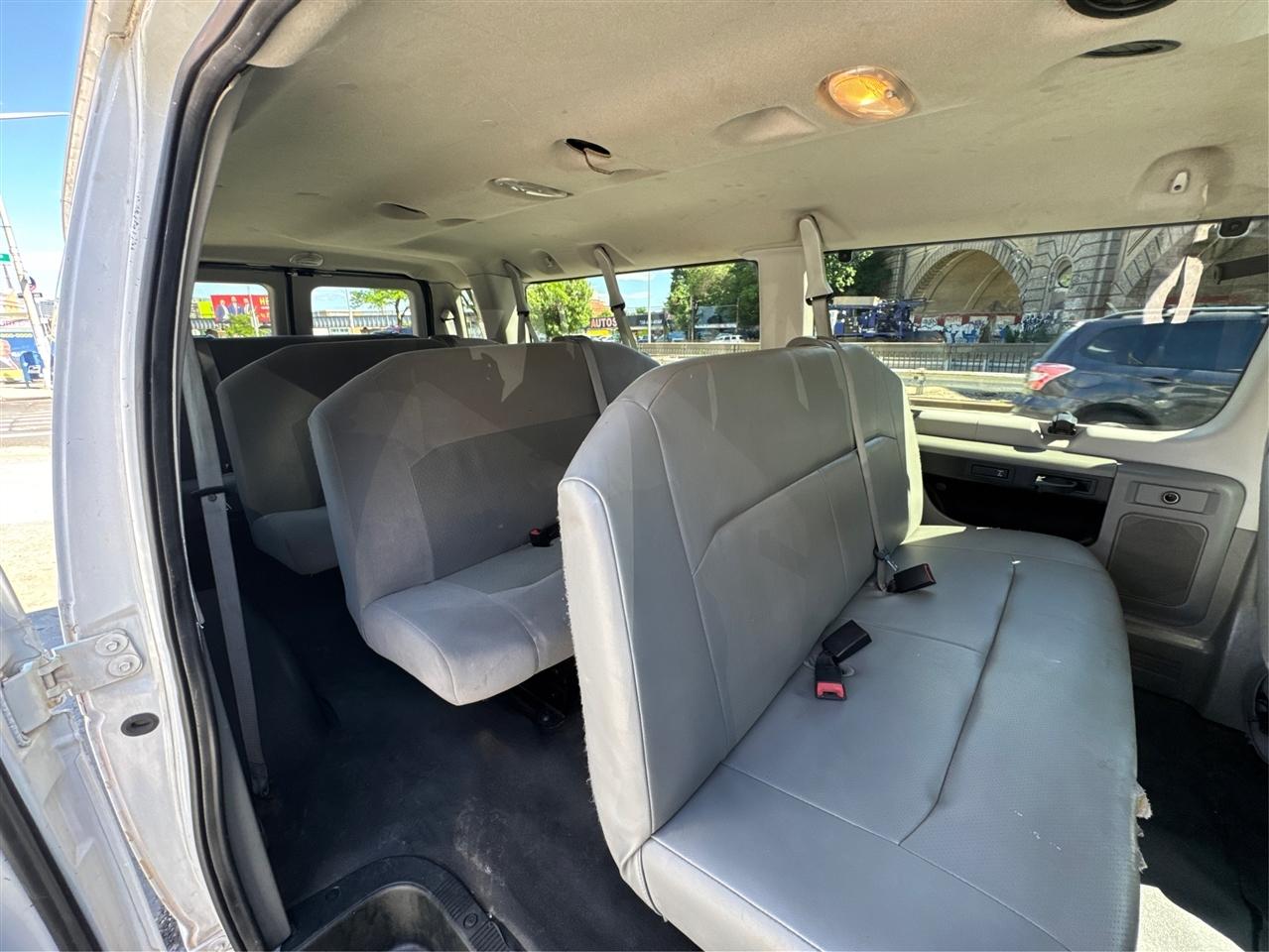 Ford Econoline Wagon E-350 Super Duty Ext XLT 2012