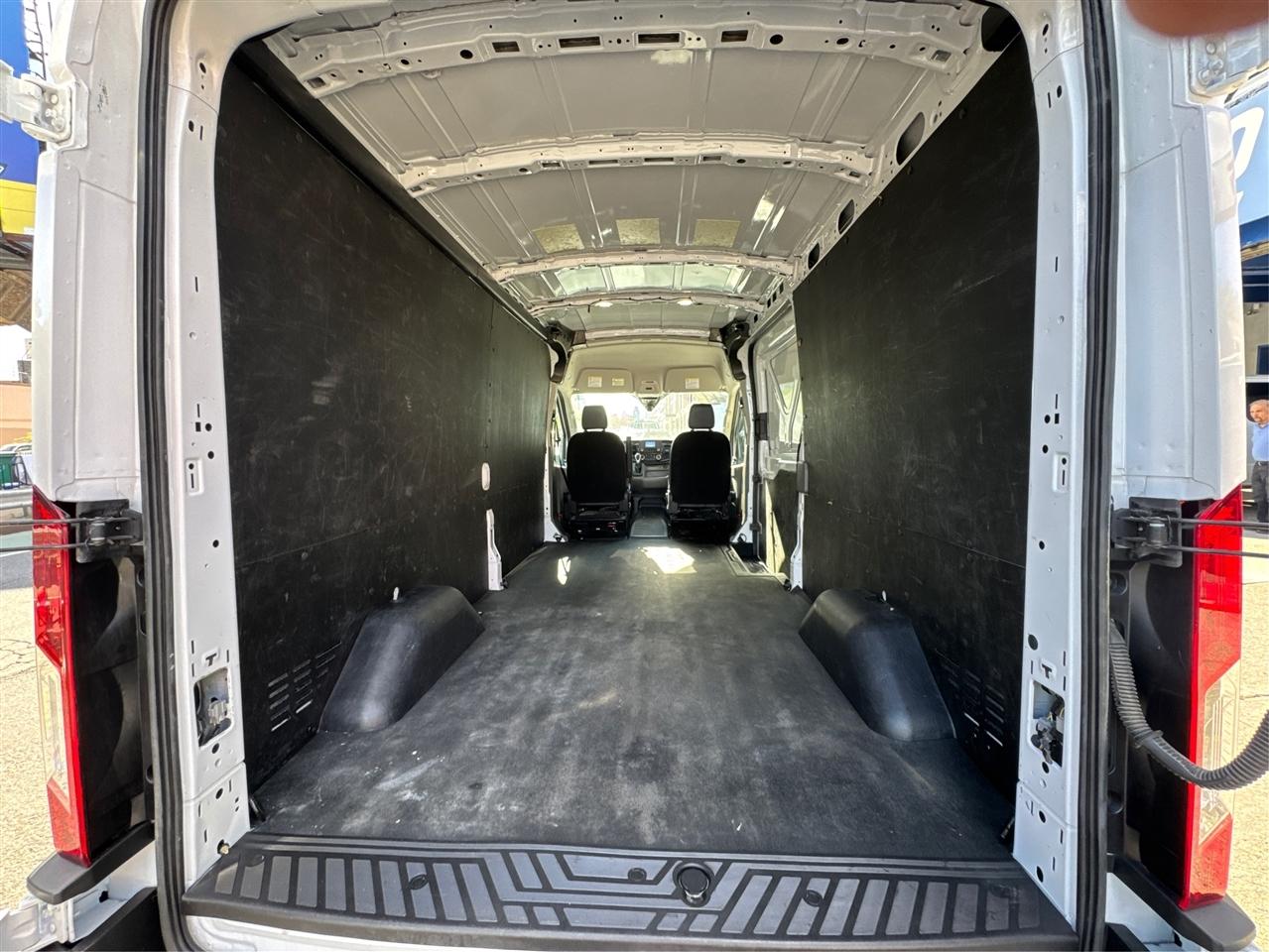 Ford Transit Cargo Van T-250 148" Med Rf 9070 GVWR RWD 2025