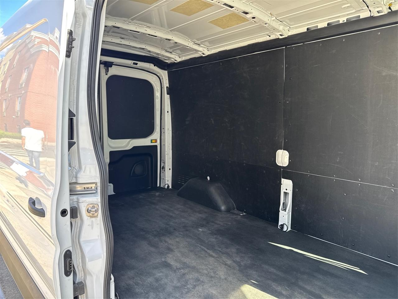Ford Transit Cargo Van T-250 148" Med Rf 9070 GVWR RWD 2025