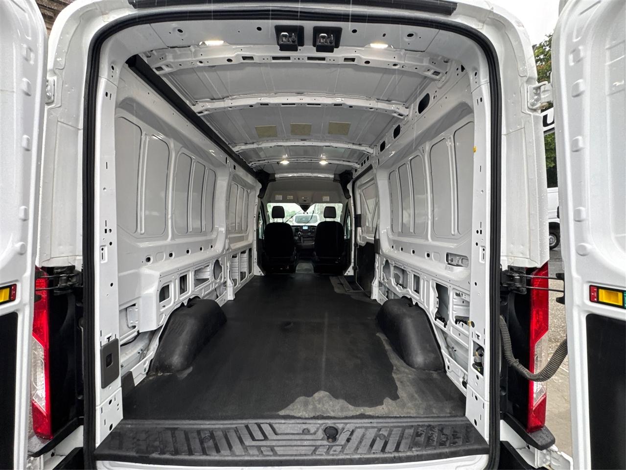 Ford Transit Cargo Van T-250 148" Med Rf 9070 GVWR RWD 2025