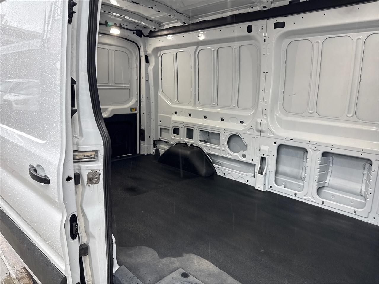 Ford Transit Cargo Van T-250 148" Med Rf 9070 GVWR RWD 2025