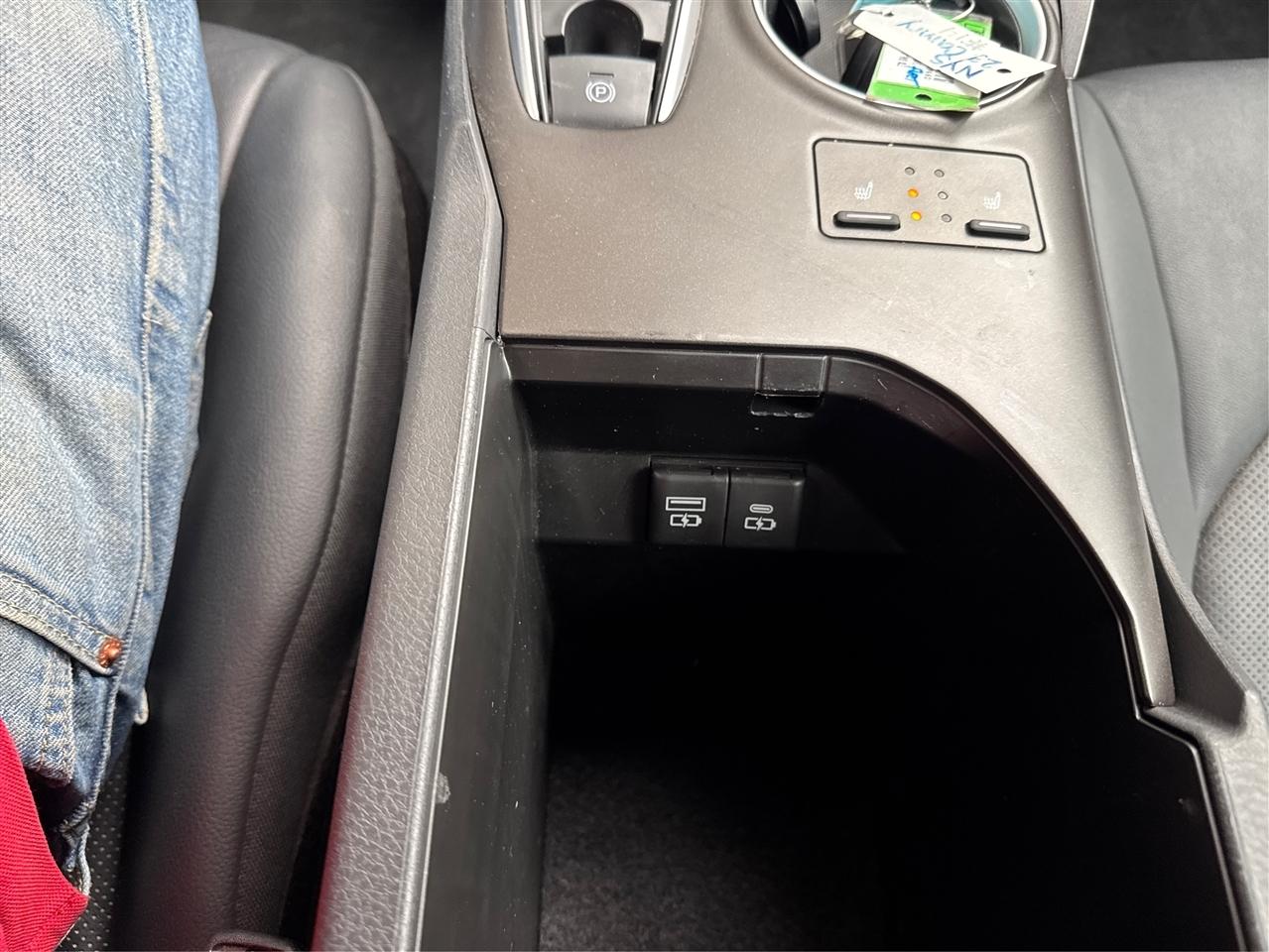 Toyota Camry Hybrid XLE CVT (Natl) 2023